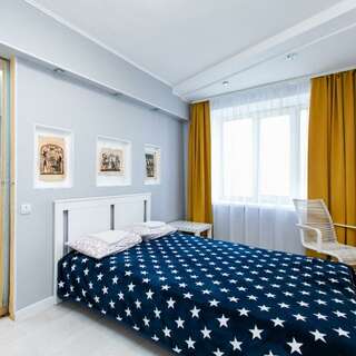 Хостел Какаду Хабаровск Жилая комната с двуспальной кроватью в 3-конатной квартире с общим санузлом и кухней Ш10-24 (1-2)-7