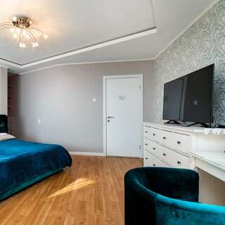 Хостел Какаду Хабаровск Жилая комната с двуспальной кроватью в 3-конатной квартире с общим санузлом и кухней Ш10-24 (1-2)-2