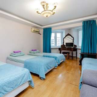 Хостел Какаду Хабаровск Жилая комната в 3-комнатной квартире с общим санузлом и кухней 107-13