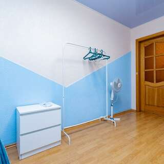 Хостел Какаду Хабаровск Жилая комната в 3-комнатной квартире с общим санузлом и кухней 107-9