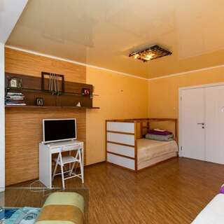 Хостел Какаду Хабаровск Жилая комната с раздельными кроватями в 3-комнатной квартире, общим санузлом и кухней Ш10-24 (3)-2