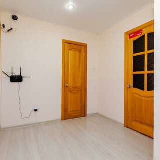 Хостел Какаду Хабаровск Жилая комната в 3-комнатной квартире с общим санузлом и кухней 107-17