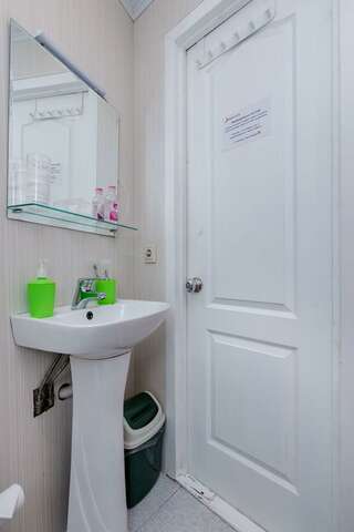 Хостел Какаду Хабаровск Номер эконом Love room-5