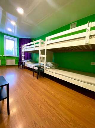 Хостел Какаду Хабаровск 8-местный мужской номер "Lime" Пятая категория-1