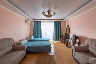 Хостел Какаду Хабаровск Двухместный номер с 1 кроватью или 2 отдельными кроватями и хорошим видом-1