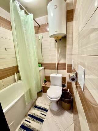 Хостел Какаду Хабаровск Жилая двухместная комната с балконом и общим санузлом С19-91 (White,Gold)-10