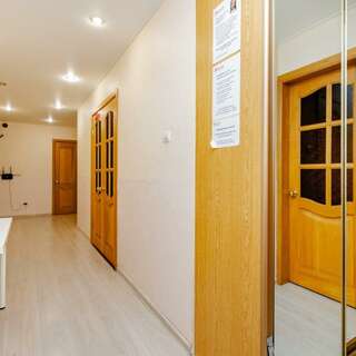 Хостел Какаду Хабаровск Жилая комната в 3-комнатной квартире с общим санузлом и кухней 107-16