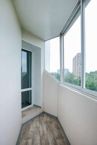 Хостел Какаду Хабаровск Жилая двухместная комната с балконом и общим санузлом С19-91 (White,Gold)-4