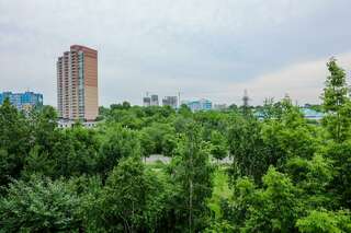 Хостел Какаду Хабаровск Номер эконом с 1 двуспальной кроватью с балконом (удобства на этаже)-6