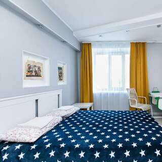 Хостел Какаду Хабаровск Жилая комната с двуспальной кроватью в 3-конатной квартире с общим санузлом и кухней Ш10-24 (1-2)-9