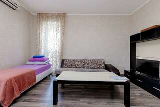 Хостел Какаду Хабаровск 2-комнатные апартаменты стандарт с 2 односпальными и 1 двуспальной кроватью-6