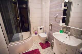 Хостел Какаду Хабаровск Номер эконом с 2 односпальными кроватями с балконом (удобства на этаже)-5