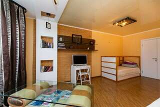 Хостел Какаду Хабаровск Жилая комната с раздельными кроватями  в 3-х  комнатной квартире,  общим санузлом и кухней Ш10-24 (3)-2