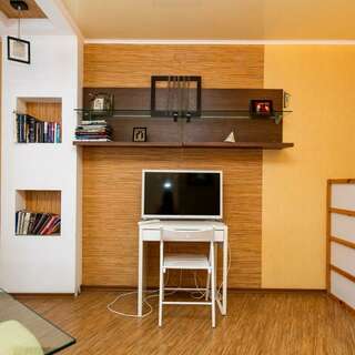 Хостел Какаду Хабаровск Жилая комната с раздельными кроватями в 3-комнатной квартире, общим санузлом и кухней Ш10-24 (3)-4