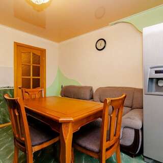 Хостел Какаду Хабаровск Жилая комната в 3-комнатной квартире с общим санузлом и кухней 107-19