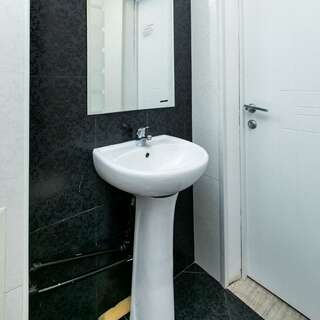 Хостел Какаду Хабаровск Жилая комната с раздельными кроватями в 3-комнатной квартире, общим санузлом и кухней Ш10-24 (3)-14