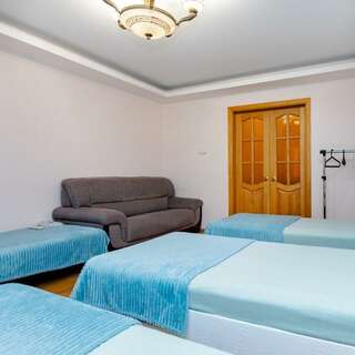 Хостел Какаду Хабаровск Жилая комната в 3-комнатной квартире с общим санузлом и кухней 107-15