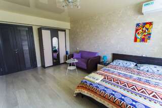 Хостел Какаду Хабаровск Номер эконом с 1 двуспальной кроватью с балконом (удобства на этаже)-7