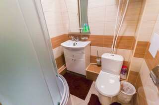 Хостел Какаду Хабаровск Номер эконом с 1 двуспальной кроватью с балконом (удобства на этаже)-8