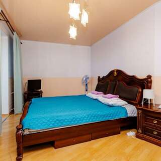 Хостел Какаду Хабаровск Жилая комната в 3-комнатной квартире с общим санузлом и кухней 107-1