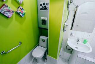 Хостел Какаду Хабаровск 4-местный мужской номер со общим санузлом Coral Пятая категория-5