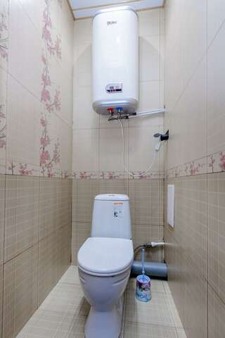 Хостел Какаду Хабаровск 2-комнатные апартаменты стандарт с 2 односпальными и 1 двуспальной кроватью-20