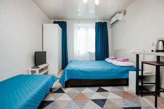 Хостел Какаду Хабаровск Номер эконом с 1 двуспальной кроватью с балконом (удобства на этаже)-1