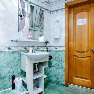 Хостел Какаду Хабаровск Жилая комната в 3-комнатной квартире с общим санузлом и кухней 107-20