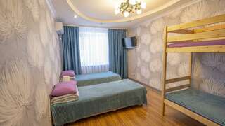 Хостел Какаду Хабаровск Номер эконом семейный с 2 односпальными кроватями (удобства на этаже)-5