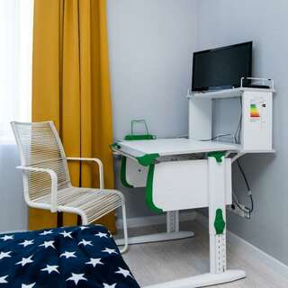 Хостел Какаду Хабаровск Жилая комната с двуспальной кроватью в 3-конатной квартире с общим санузлом и кухней Ш10-24 (1-2)-10