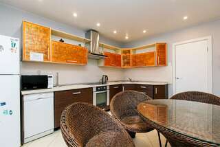 Хостел Какаду Хабаровск Жилая комната с раздельными кроватями  в 3-х  комнатной квартире,  общим санузлом и кухней Ш10-24 (3)-5