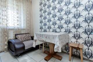 Хостел Какаду Хабаровск 2-комнатные апартаменты стандарт с 2 односпальными и 1 двуспальной кроватью-13