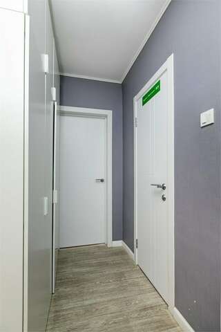 Хостел Какаду Хабаровск Жилая комната с раздельными кроватями  в 3-х  комнатной квартире,  общим санузлом и кухней Ш10-24 (3)-13