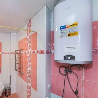 Хостел Какаду Хабаровск Жилая комната с двуспальной кроватью в 3-конатной квартире с общим санузлом и кухней Ш10-24 (1-2)-18