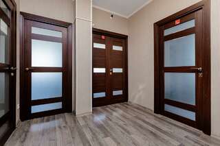 Хостел Какаду Хабаровск 2-комнатные апартаменты стандарт с 2 односпальными и 1 двуспальной кроватью-11