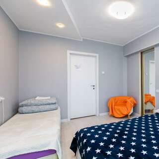 Хостел Какаду Хабаровск Жилая комната с двуспальной кроватью в 3-конатной квартире с общим санузлом и кухней Ш10-24 (1-2)-8