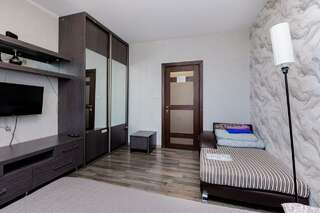 Хостел Какаду Хабаровск 2-комнатные апартаменты стандарт с 2 односпальными и 1 двуспальной кроватью-3