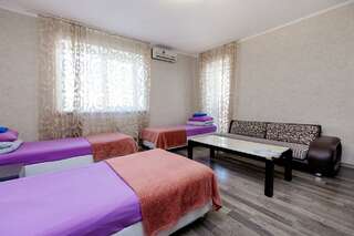 Хостел Какаду Хабаровск 2-комнатные апартаменты стандарт с 2 односпальными и 1 двуспальной кроватью-9