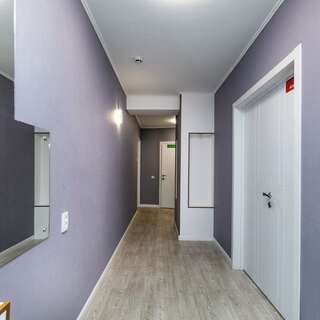 Хостел Какаду Хабаровск Жилая комната с двуспальной кроватью в 3-конатной квартире с общим санузлом и кухней Ш10-24 (1-2)-14