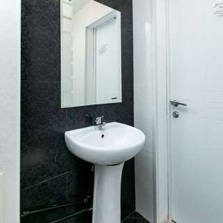 Хостел Какаду Хабаровск Жилая комната с двуспальной кроватью в 3-конатной квартире с общим санузлом и кухней Ш10-24 (1-2)-20