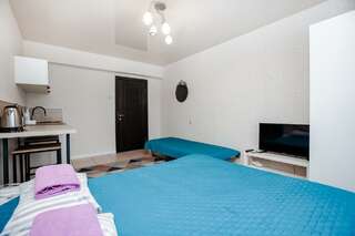 Хостел Какаду Хабаровск Номер эконом с 1 двуспальной кроватью с балконом (удобства на этаже)-2