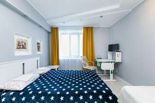 Хостел Какаду Хабаровск Жилая комната с двухспальной кроватью в 3-х квартире с общим санузлом и кухней Ш10-24 (1-2)-6