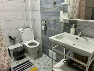 Хостел Какаду Хабаровск Жилая комната с балконом и общим санузлом С19-91 (Silver,Red)-7