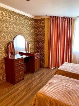 Хостел Какаду Хабаровск Номер эконом семейный с 2 односпальными кроватями (удобства на этаже)-9