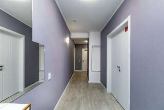 Хостел Какаду Хабаровск Жилая комната с раздельными кроватями  в 3-х  комнатной квартире,  общим санузлом и кухней Ш10-24 (3)-12