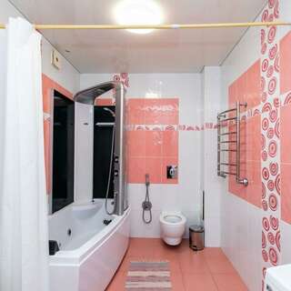 Хостел Какаду Хабаровск Жилая комната с двуспальной кроватью в 3-конатной квартире с общим санузлом и кухней Ш10-24 (1-2)-17