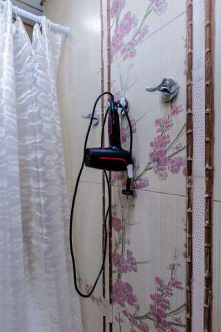 Хостел Какаду Хабаровск 2-комнатные апартаменты стандарт с 2 односпальными и 1 двуспальной кроватью-19