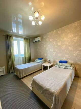 Хостел Какаду Хабаровск Жилая комната с балконом и общим санузлом С19-91 (Silver,Red)-3