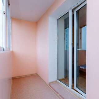 Хостел Какаду Хабаровск Жилая комната в 3-комнатной квартире с общим санузлом и кухней 107-4