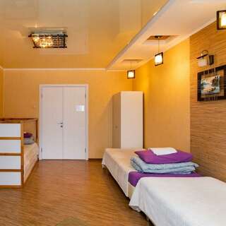 Хостел Какаду Хабаровск Жилая комната с раздельными кроватями в 3-комнатной квартире, общим санузлом и кухней Ш10-24 (3)-3